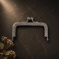 Desenli Kare Çanta Klipsi - Burs / 10 cm - Gümüş (Dikmeli)