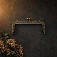 Desenli Kare Çanta Klipsi - Burs / 16 cm - Eskitme Gold (Dikmeli)