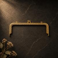 Desenli Kare Çanta Klipsi - Burs / 18 cm - Gold (Dikmeli)