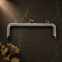 Desenli Kare Çanta Klipsi - Burs / 18 cm - Gümüş (Dikmeli)