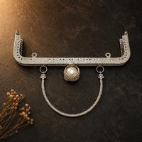 Kraliçe İnci Taşlı Çanta Klipsi - Burs / 20 cm - Gümüş (Dikişli)